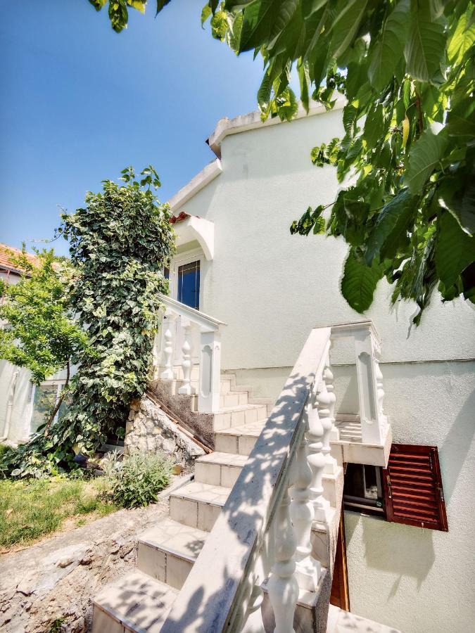 Apartmani Ela Prvic Luka Exterior photo