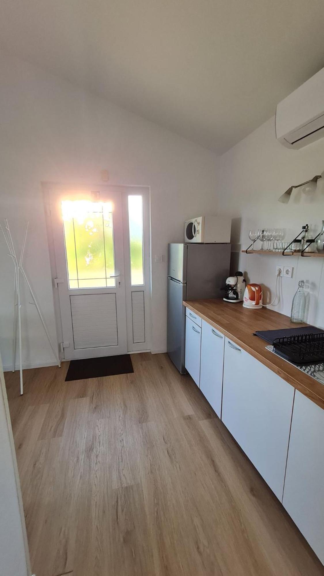 Apartmani Ela Prvic Luka Exterior photo